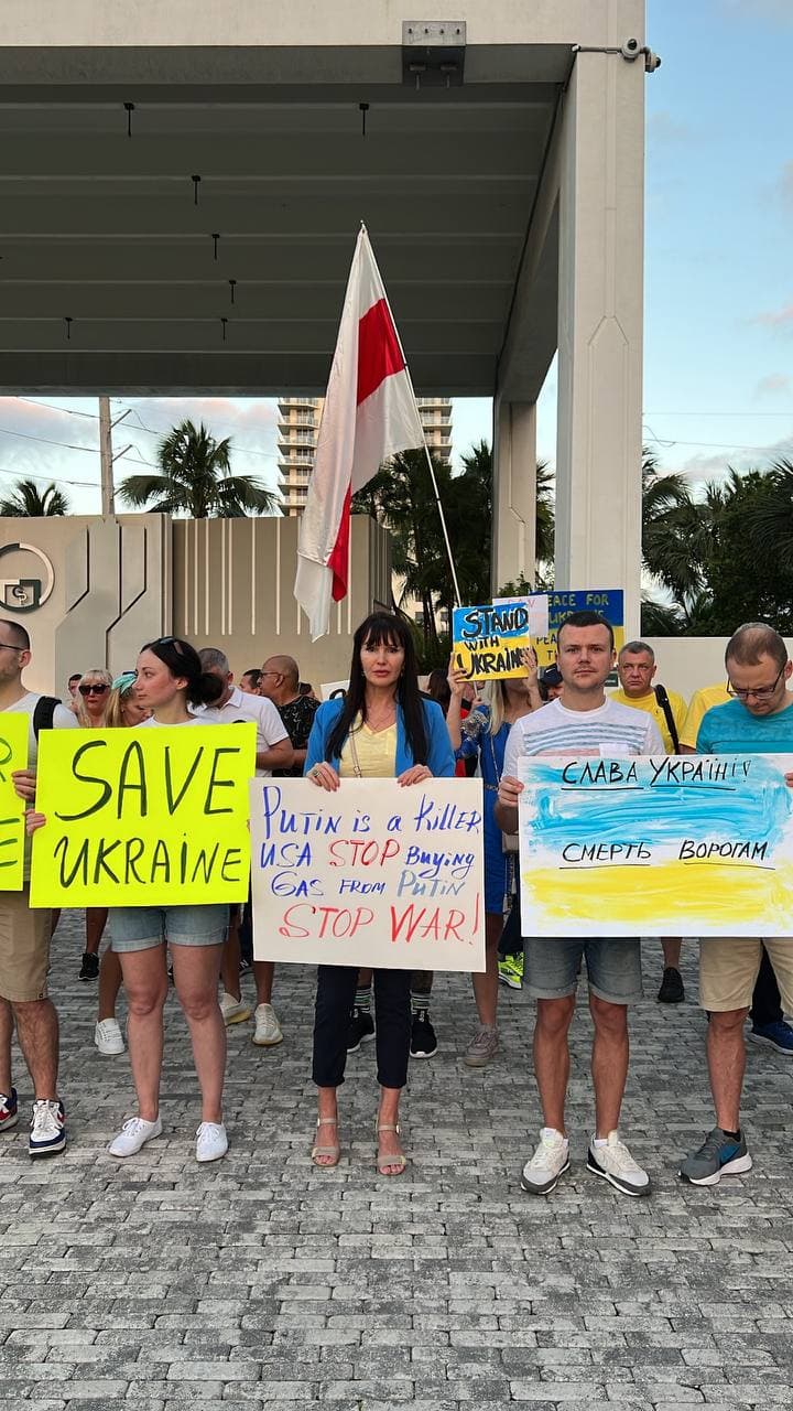 На митинге в Майами призывают отключить Россию от SWIFT и спасти Украину (фото)